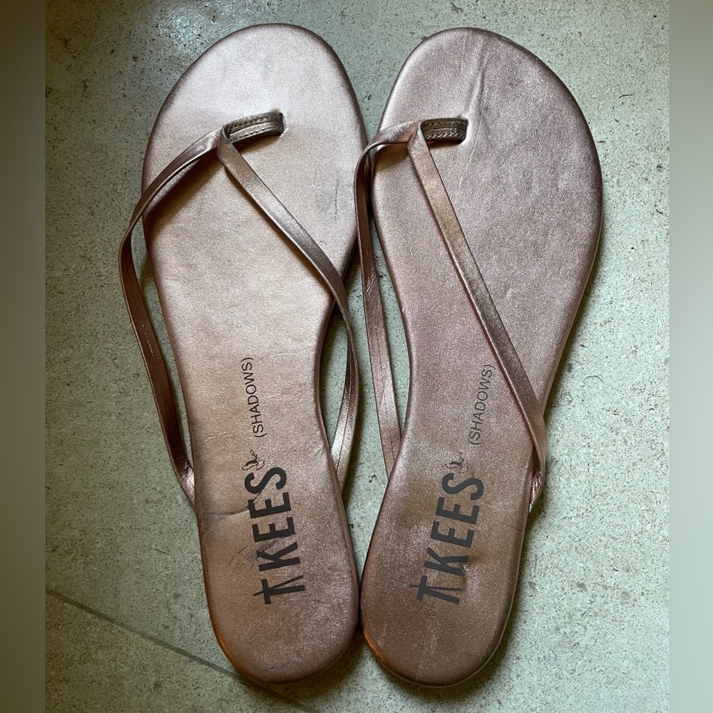 NWOT Tkees Rose Gold Shadows Flip Flops Size 10